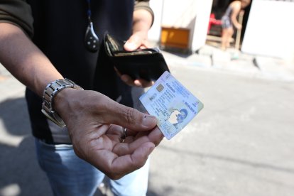 El padre del fallecido muestra cómo una de las balas perforó la cédula de su hijo.
GERARDO MENOSCAL
Agencia (ag-expreso)