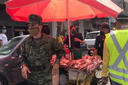 En Portoviejo, policías y militares vigilan diversos sectores para evitar aglomeraciones.