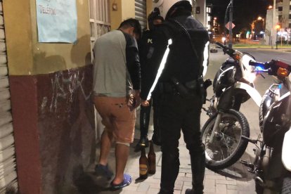 La policía retira a libadores de las calles de Cuenca.
