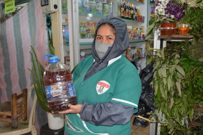 El brebaje hecho con la cascarilla incluyen varias plantas amargas asegura Pilar Achachi.