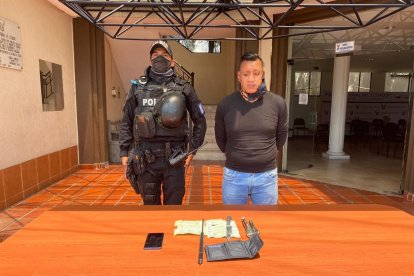 La Policía busca al acompañante del detenido por los barrios del sur capitalino.