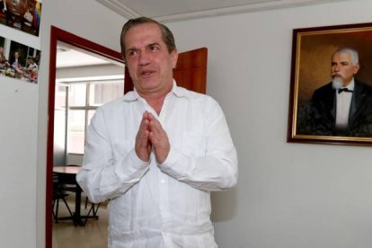 El excanciller de Ecuador aseguró que el Gobierno mexicano constató que sufre de “persecución política”.