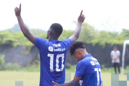  Cortez (i), anotó un doble en el compromiso. 