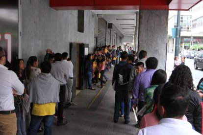  Jóvenes solicitando empleo en Guayaquil. 17 de enero de 2017. (Christian Vásconez / Extra) 