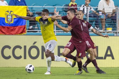  El “vinotinto” Roberto Rosales abrió el marcador al convertir un tiro penal a los 37 minutos. Sobre la hora el “tricolor” Enner Valencia colocó el empate a los 90+1. 