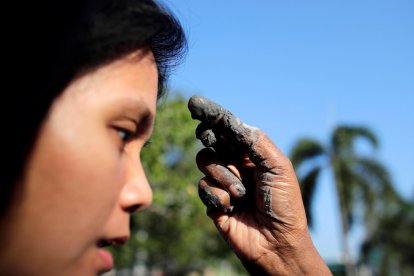 Imagen referencial. Una mujer recibe la ceniza sobre su frente.