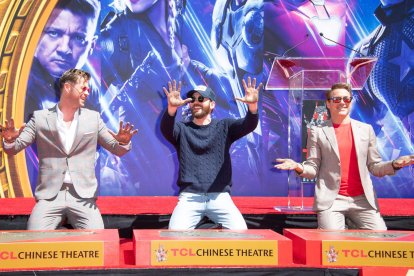  Los invitados firmaron, colocaron sus huellas y se retiraron, luego de posar para las cámaras de cientos de periodistas allí congregados. 