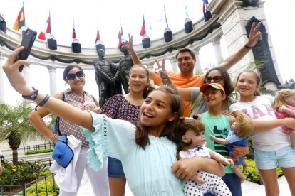  Familia setoma una fotografía en el Malecón Simón Bolivar. 