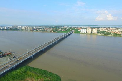 Se trata del puente Guayaquil-Samborondón y viceversa que cruza el río Daule y une a estas dos ciudades por vía terrestre.