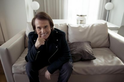 Raphael cumple 57 años como cantante profesional y 75 años de vida .