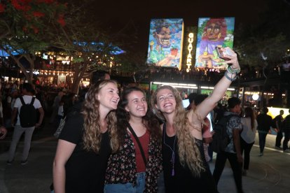  El lugar cobra mucho más color durante la noche.  