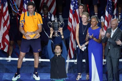  Novak Djokovic celebra la victoria.  