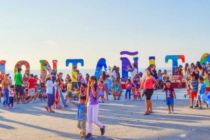 El mirador cuenta con letras corpóreas con la palabra Montañita.