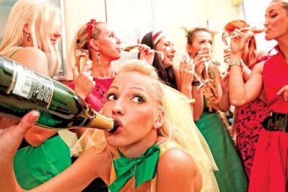  La nueva tendencia llamada ‘Divorcio Party’ es una celebración para retomar la soltería con aspectos muy similiares a los de una boda como música, temática, ambientación, entre otras. 