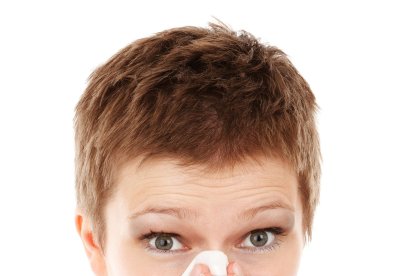 Entre las precauciones para ‘escapar’ tanto del resfriado como la gripe están dormir las horas suficientes y comer adecuadamente.