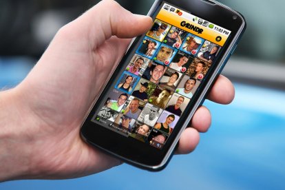  Hombres y mujeres homosexuales, bisexuales, transgénero y transexuales pueden comunicarse y entablar relaciones por Grindr. 