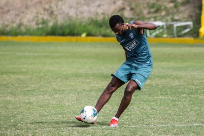 Jefferson Orejuela mostró su clase con la pelota en los pies
