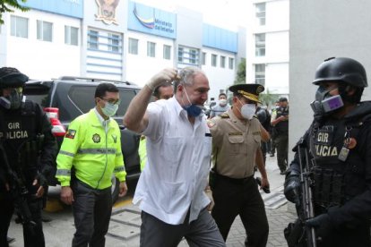 Bucaram porta actualmente un grillete electrónico.