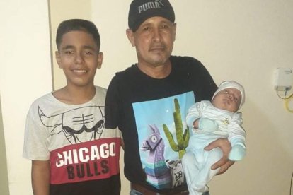 Tony Torres comparte la torta con el cumpleañero y su nieto.