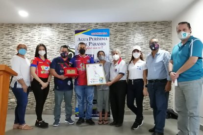 Torres recibió un reconocimiento por parte del Deportivo Quevedo y la empresa privada