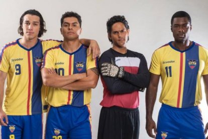 Parte del elenco de la novela Sí se puede. El segundo desde la izquierda representaría a Álex Aguinaga.