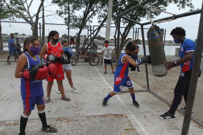 En el saco artesanal trata de enseñarle los golpes básicos del boxeo.
