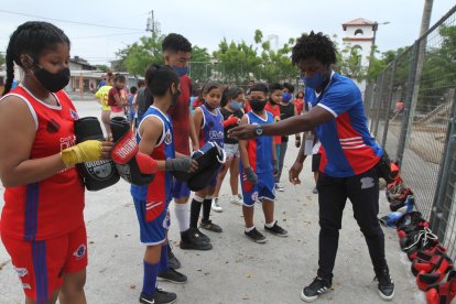 Sus estudiantes se turnan la utilización de guantes.