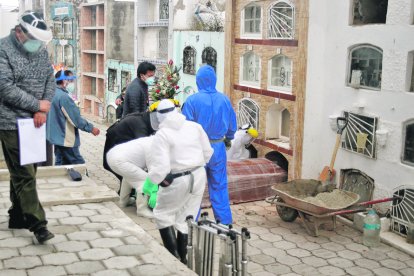 Los sepelios se hacen en nichos y no en tierra, para evitar el desborde.