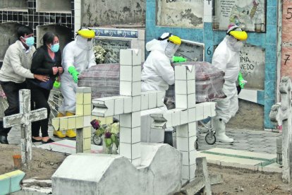 Los parientes de los muertos no siempre respetan el distanciamiento.