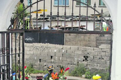 Los féretros como los parientes del muerto son fumigados.