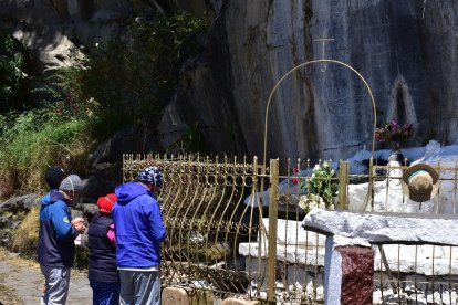 Varios fieles van a pedirle milagros.