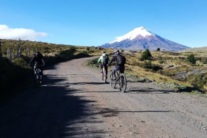 Las personas pueden llegar en auto o en bicicleta, para los amantes del deporte extremo.