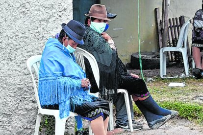 Varios familiares llegaron al velorio. Todos lamentaban lo sucedido con José y Lizeth.