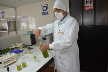 El bioquímico Roberto Barrios muestra el envase de un jarabe elaborado con vegetales y plantas de la selva.