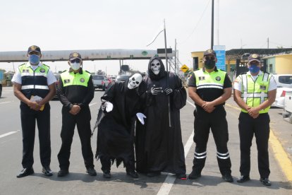 Los agentes que promovieron la campaña.