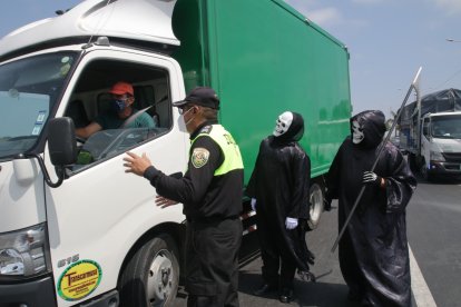 Los agentes se acercan a los vehículos para darles mensajes de prevención.
