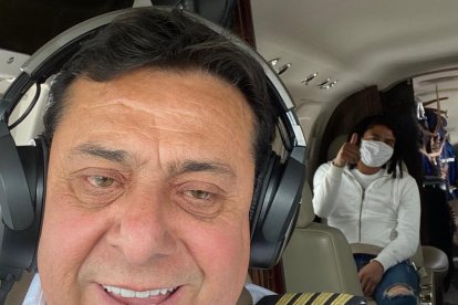 El presidente del club Libertad, Marlon Granda, fue a recoger a Colón en una avioneta privada.