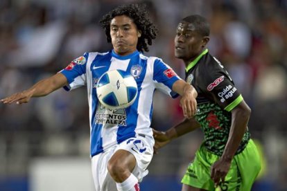 El volante ecuatoriano Álex Colón (i) jugó en 2014 en el Pachuca de México.