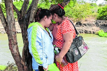 Laura Tigua, mamá de Kimberly, recibía palabras de aliento de su madre, Rosa Muñoz.