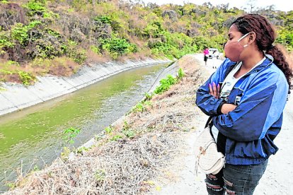 Jessenia Cuzme miraba el canal donde desapareció su sobrina.