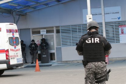 El hospital Abel Gilbert Ponton, donde fue llevado el exmandatario,lucía fuertemente custodiado por policías.