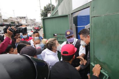 Allegados y simpatizantes de Bucaram se apostaron en los exteriores del hospital para conocer del ahora detenido.