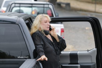 Elsa Bucaram, hermana del expresidente, también llegó al hospital. Ella habló por teléfono constantemente y rechazó la detención.