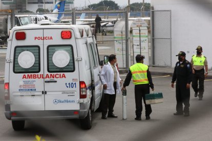 Un equipo médico de la Policía Nacional acaba de llegar a las instalaciones del Aeropolicial, quienes serían los encargados de viajar junto al detenido.