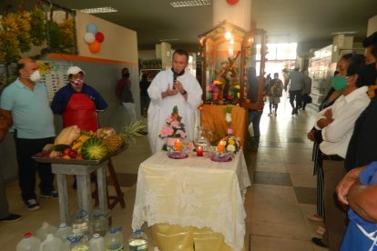 El padre Rodolfo Arteaga ofició el acto religioso y después bendijo los puestos de los comerciantes.
