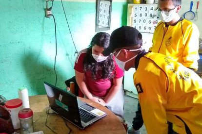 Los 'ingenieros' también dan un breve curso operativo, para que sus nuevos usuarios sepan cómo utilizar el equipo.