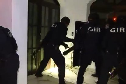 Momento en que agentes del GIR ingresan al domicilio del exmandatario.