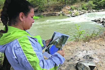 Laura Tigua sostiene la foto de Kimberly, su hija de 14 años.