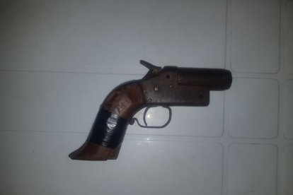 Los detenidos tenían en su poder un arma de fuego.
