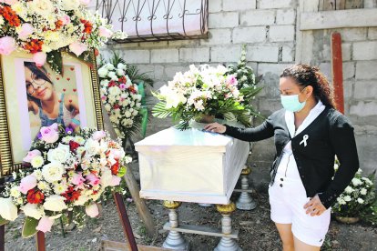 Laura Tigua veló los restos de Kimberly junto al árbol de guaba, donde solía sentarse.